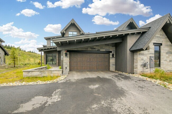 Building Photo - Luxury ski season rental is an entertainer...