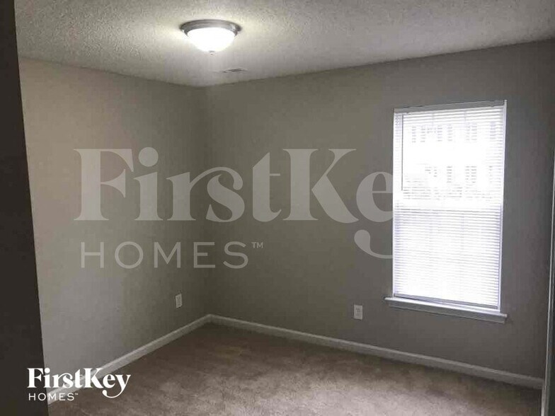 Building Photo - 3300 Dunfield Ct