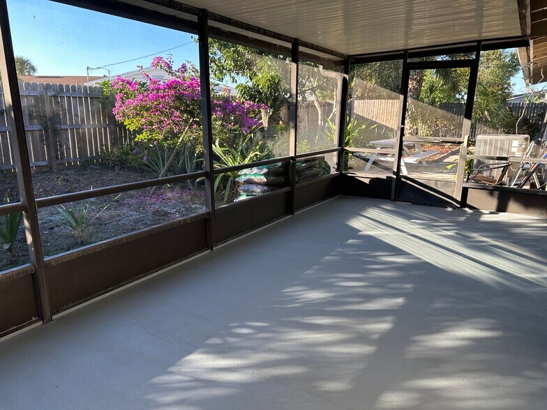 Building Photo - 6524 Voltaire Dr