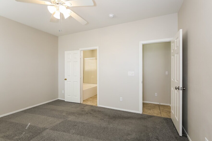 Building Photo - 5633 N Lookout Crest St