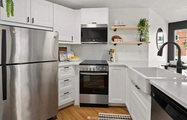 Building Photo - Updated, light flooded corner 1 bedroom 1 bath condo in Madison Valley