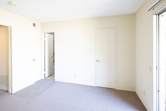 Building Photo - 5494 Reservoir Dr
