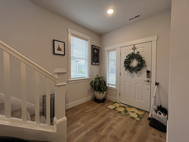 Building Photo - Open Concept 4BR Home with Island Seating, Loft & Spacious Living Room