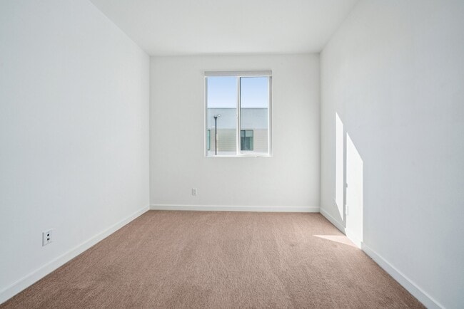 Building Photo - 11048 Luminate Dr