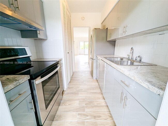 Building Photo - 1590 NE 127th St