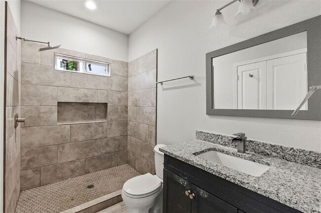 Building Photo - 15898 Chestnut Dr