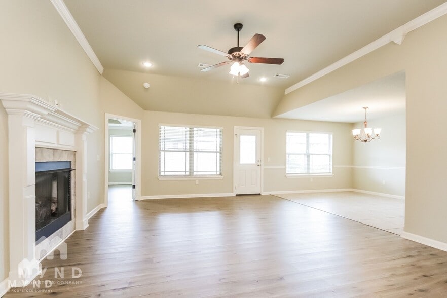 Building Photo - 421 Carlson St