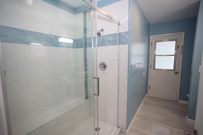 Building Photo - 3 Bedroom 2 Bathroom Long Term Rental in N...