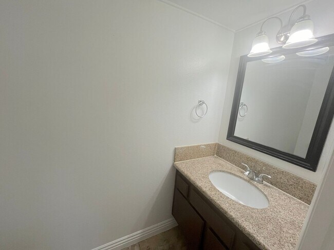 Building Photo - SPACIOUS 2BED/2BATH TOWNHOUSE