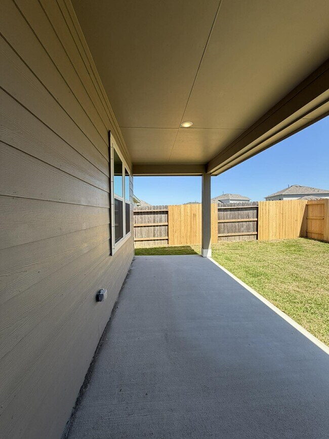 Building Photo - 8338 Bay Oaks Dr