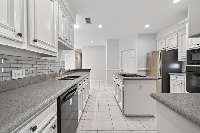 Building Photo - 8023 Oakwood Hollow St