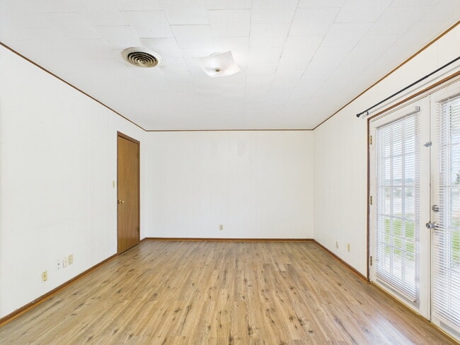 Building Photo - 2 weeks free rent