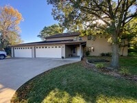 Building Photo - $1550 | 3 Bedroom, 2 Bathroom House | PET ...