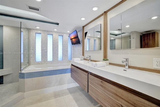Building Photo - 2800 E Sunrise Blvd