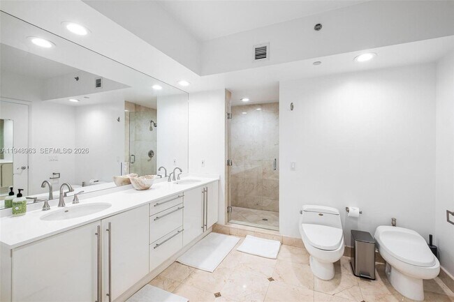 Building Photo - 1000 South Pointe Dr