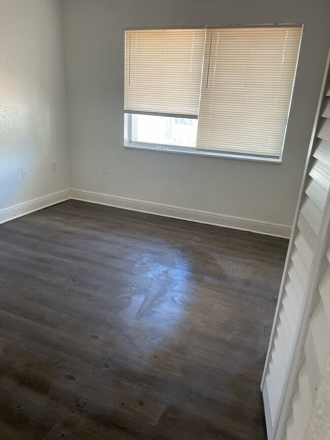 Building Photo - Large two bedroom condo