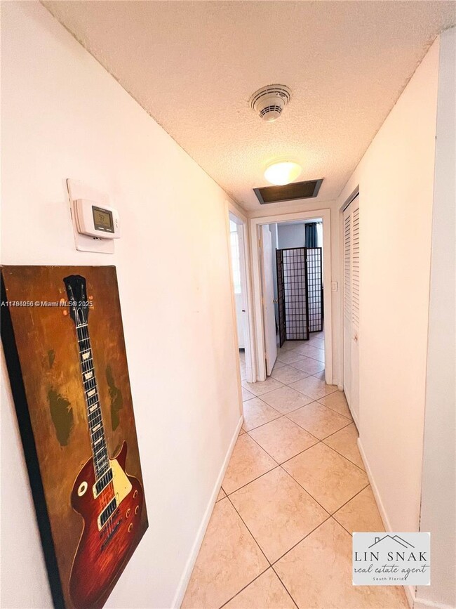 Building Photo - 300 Bayview Dr