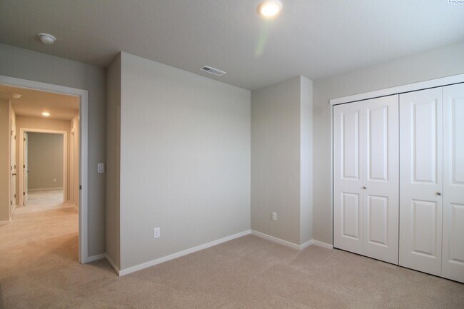 Building Photo - Newer Construction! 4 Bed/2.5 Bath Home