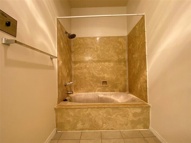 Building Photo - 921 Marine St