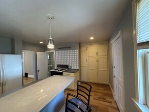 Building Photo - 824 E Wright St