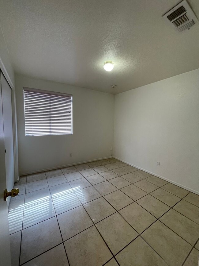 Building Photo - Large 3 Bedroom! Master Bedroom w/ Sitting Room!