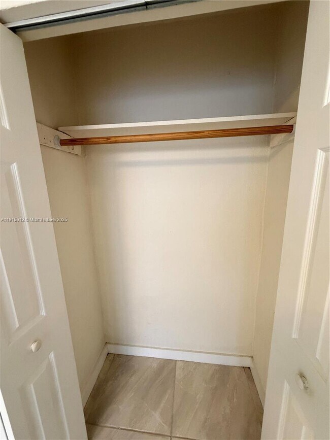 Building Photo - 2571 NW 13th Ct