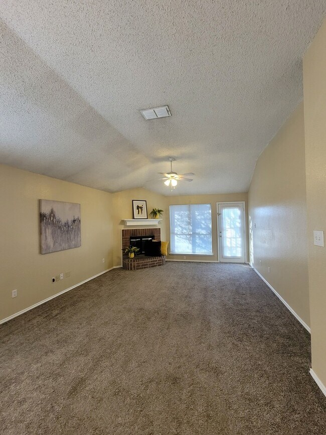 Building Photo - Cozy 3/2/2 in Fort Worth