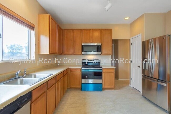 Building Photo - Beautiful 3 Bedroom 3 Bath House in Drexel...