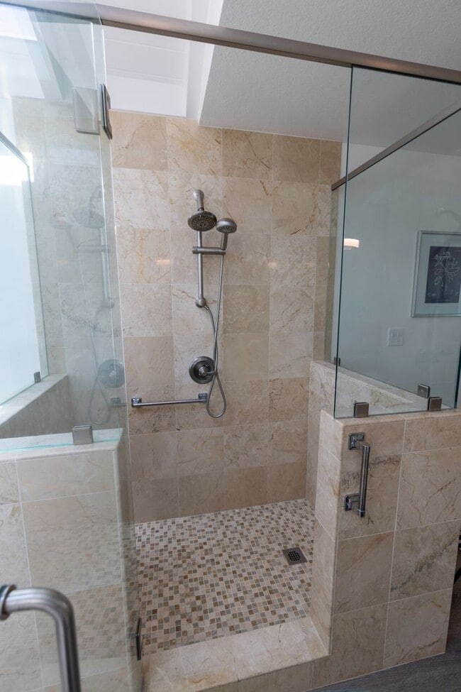 Building Photo - Beautiful 5 bedroom/3bath home with a pool