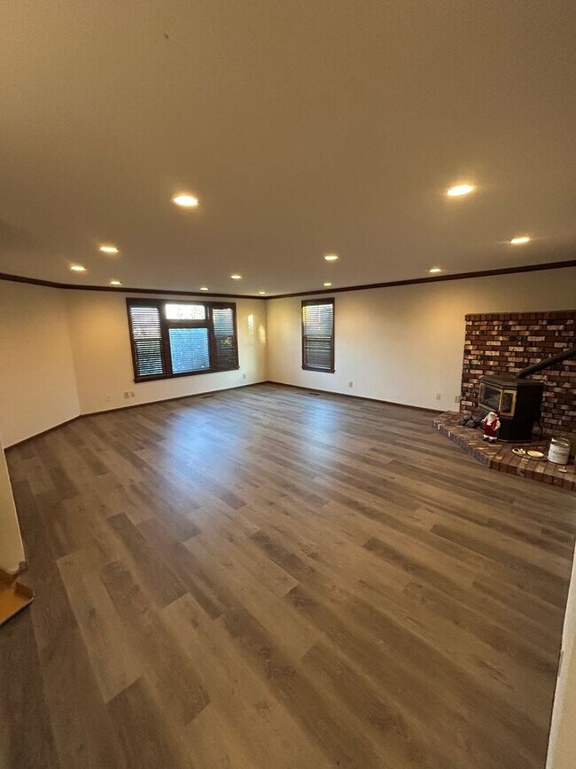 Building Photo - 4 Bedroom, 2 Bathroom House in Lynden with Fenced Yard