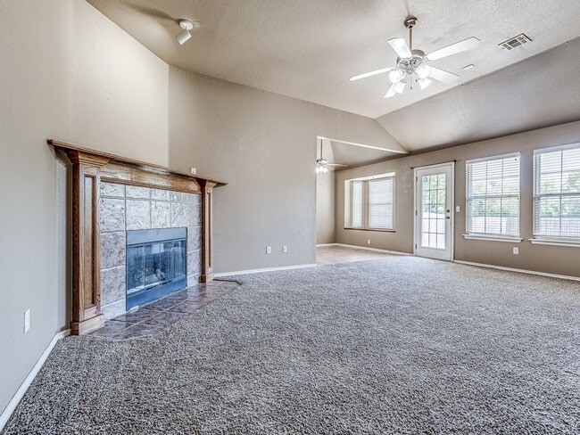 Building Photo - Charming home in Yukon + 3 bedrooms + 2 bathrooms