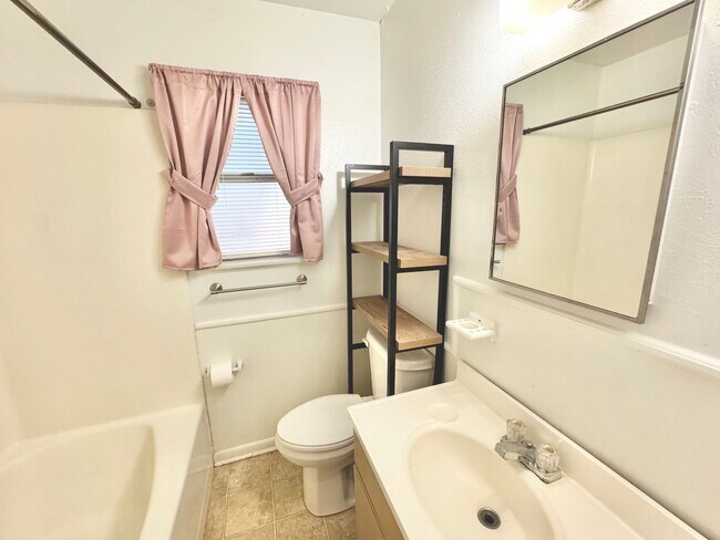 Building Photo - Charming 2 Bed 1 Bath Duplex - Walk to Sch...
