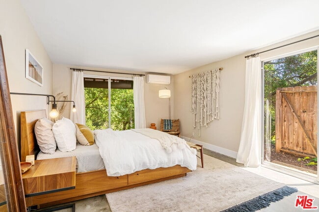 Building Photo - 19783 Valley View Dr