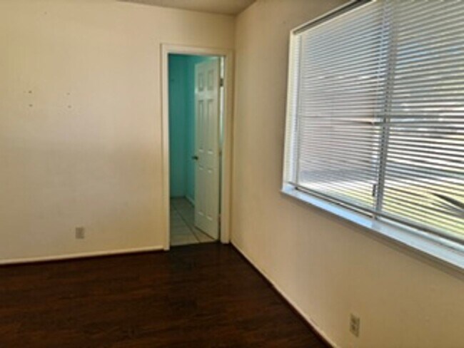 Building Photo - 808 Kelton St