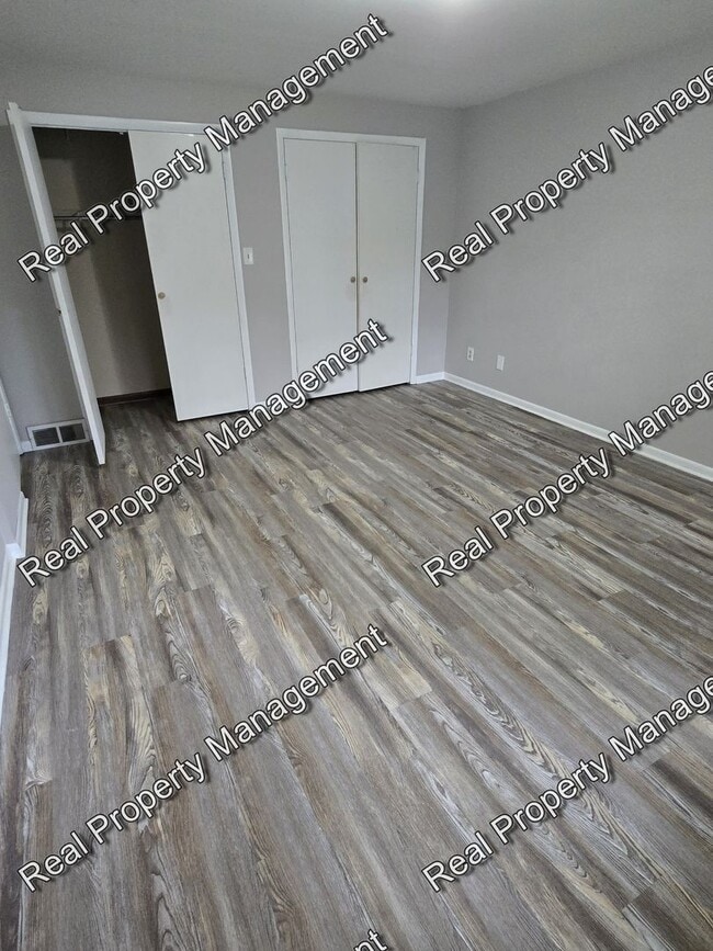Building Photo - Large 2 Bedroom Duplex