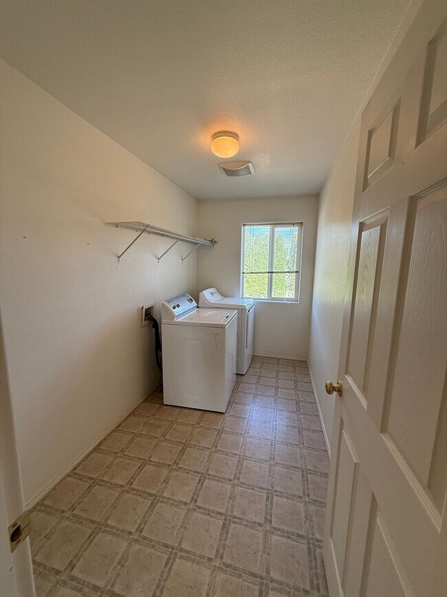 Building Photo - Spacious 4-Bedroom Rental Home in Prime Pa...
