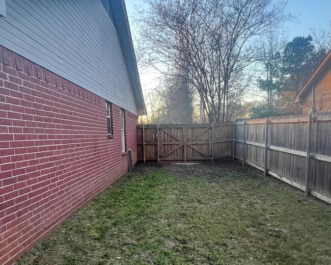 Building Photo - 1102 Dierks St