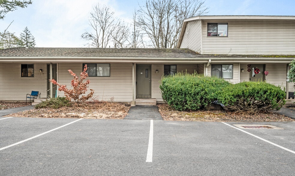 Building Photo - 343 Oakland St