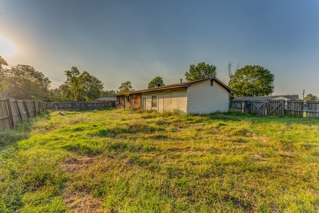 Building Photo - 121 W Pecan St