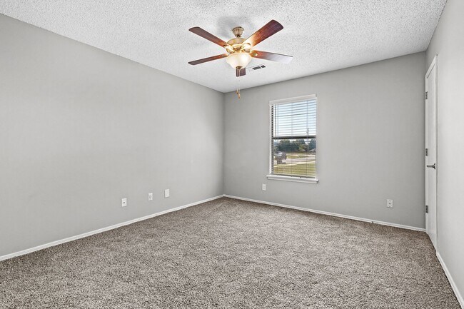 Building Photo - Cozy 2 Bedroom Duplex with Fireplace & Spacious Backyard!
