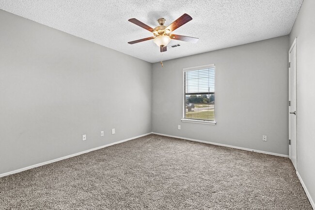 Building Photo - Newly Renovated Duplex in West Fayetteville!