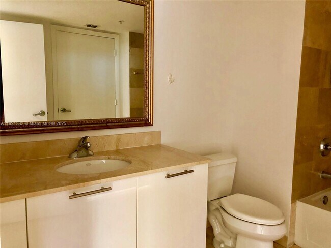 Building Photo - 1800 N Bayshore Dr