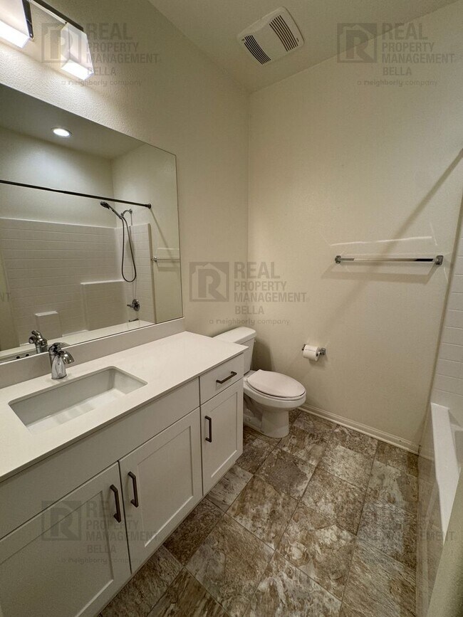 Building Photo - Single-Story Comfort & Style in Prime Heme...