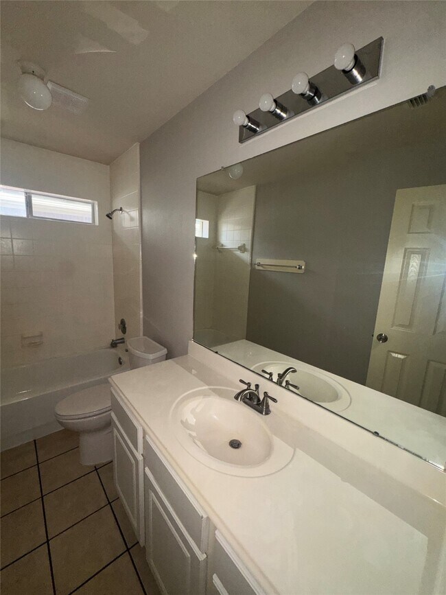 Building Photo - 16415 Great Forest Dr