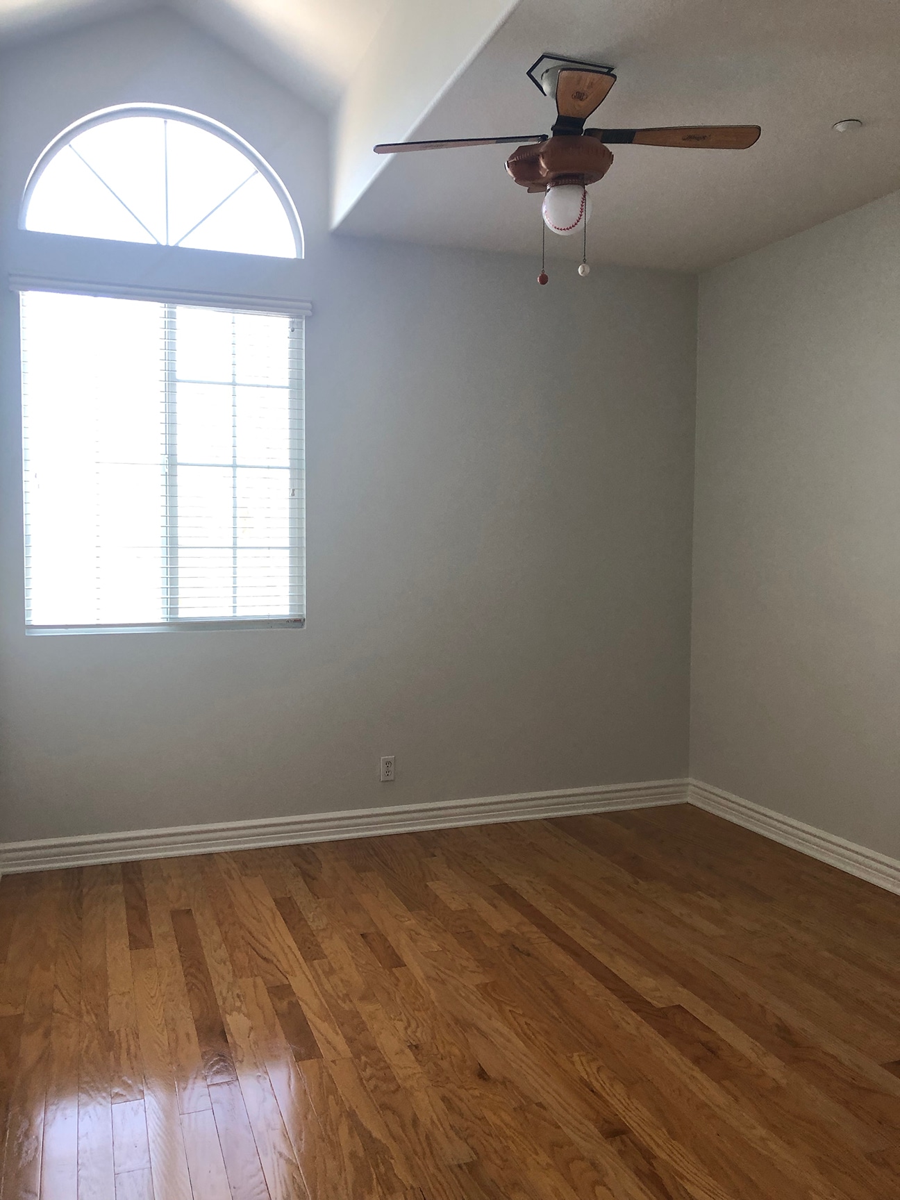 2nd bedroom with wood floor - 2 Cousteau Ln