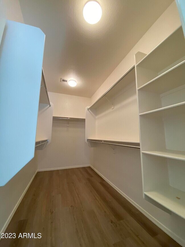 Building Photo - 517 S 115th Dr