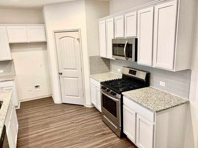 Building Photo - Beautiful 4 bedroom 3 bathroom home in Pfl...