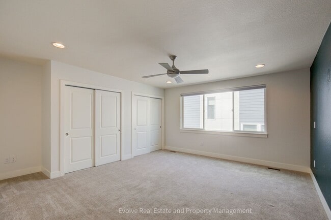 Building Photo - Evolve Real Estate: Gorgeous Townhome Near...