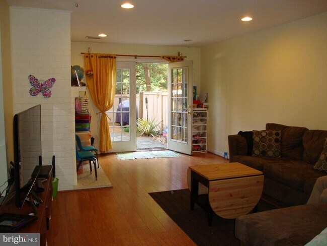 Building Photo - 5916 Dorchester Way