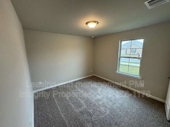 Building Photo - 325 White Pine Dr